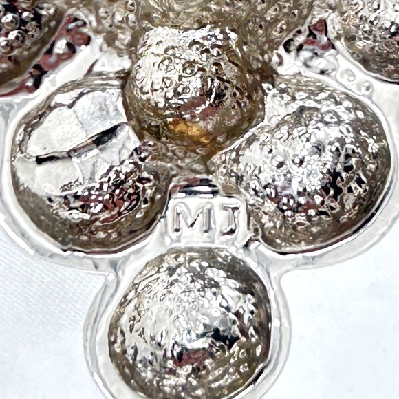 Vintage MJ Signed, Mixed Metal Grape Cluster With Vines, Brooch, Silver, Gold - Picture 3 of 4